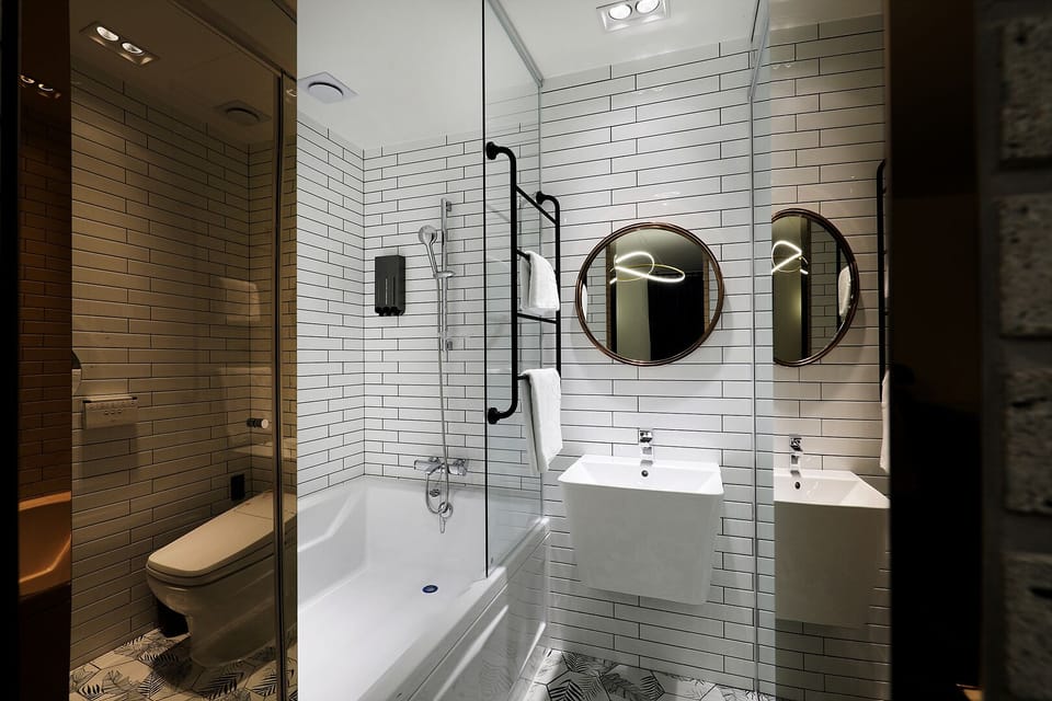 VIP Room | Bathroom | Combined shower/tub, free toiletries, slippers, towels