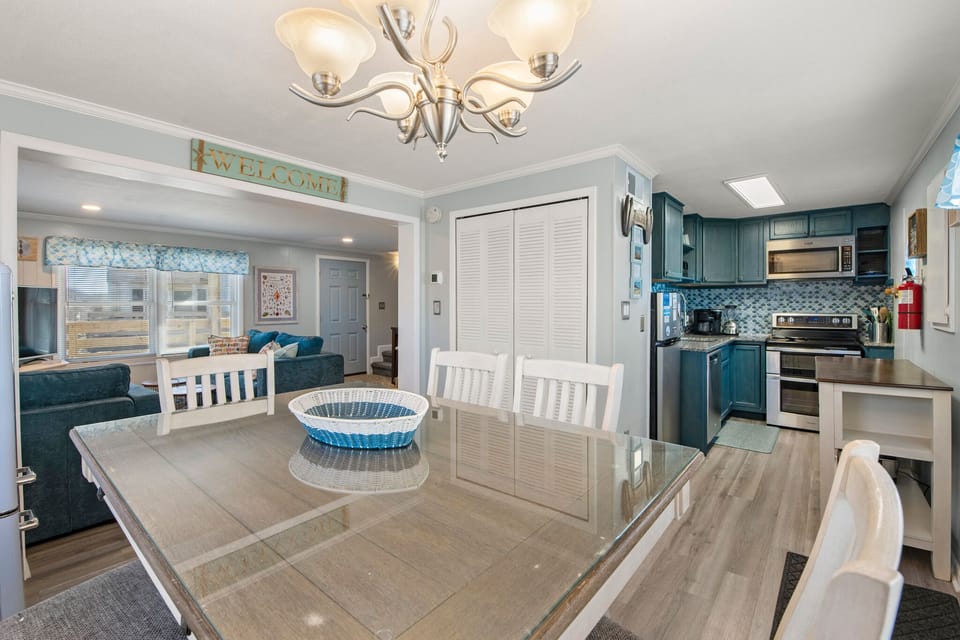 WJ2AN: Windjammer | Bottom Level Dining Area