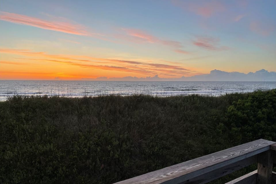 WJ2AN: Windjammer | Top Level Balcony View at Sunrise