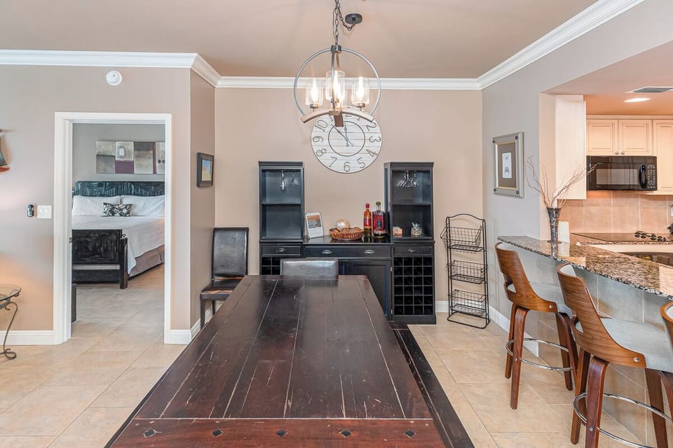 Gather around the rustic dining table for memorable meals, or settle in at the bar while you sip your morning coffee and plan your day.
