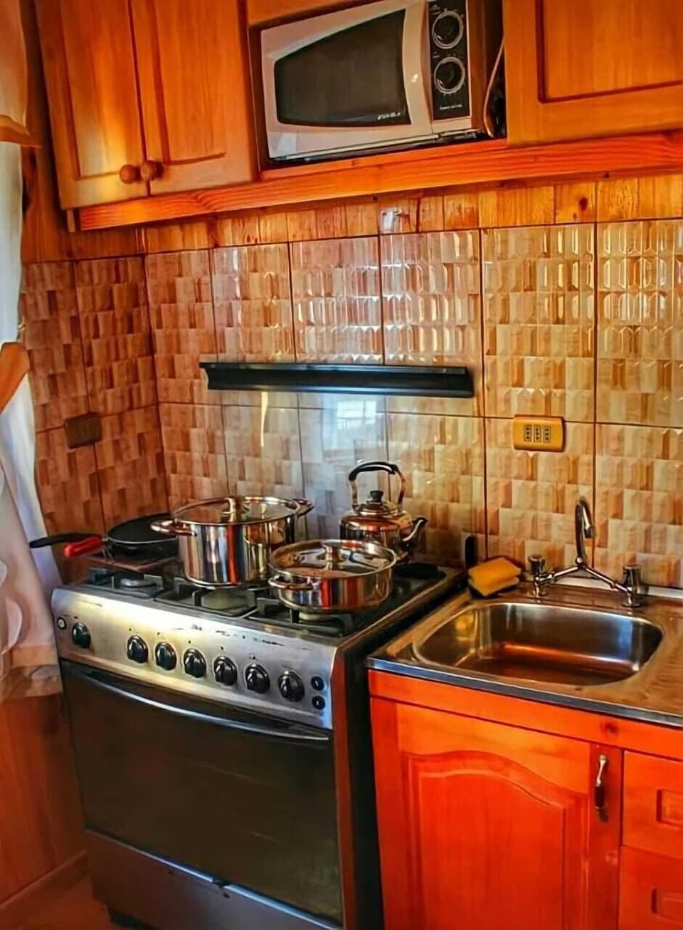 Classic Cabin | Private kitchen | Microwave, oven, cookware/dishes/utensils, dining tables