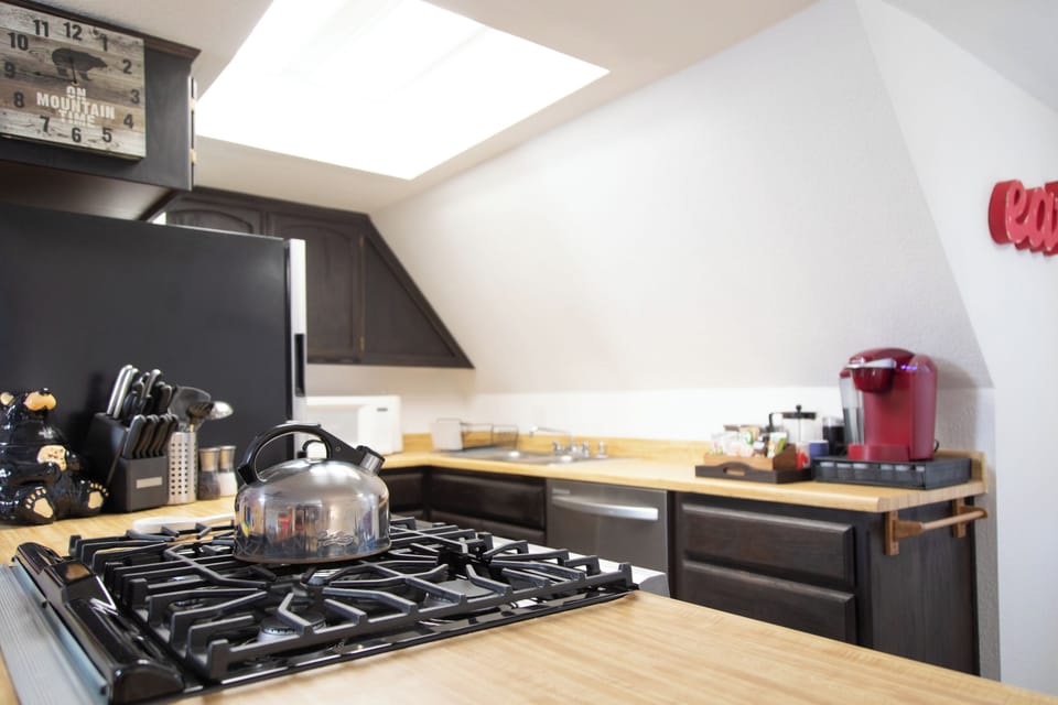 Full sized gas stove, large fridge, fully stocked coffee bar, perfect for meals!