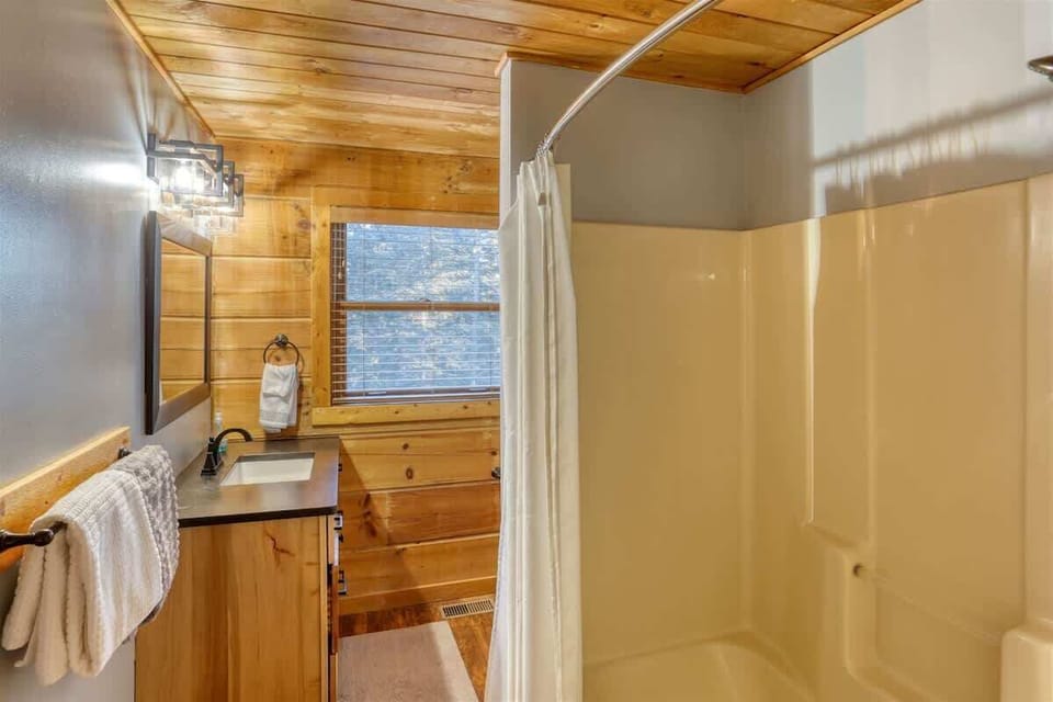 Main level bathroom with shower/tub combo