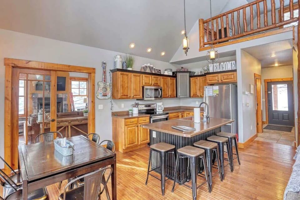 Breakfast bar with seating for 5