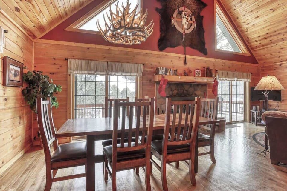 Main level dining area with seating for 6