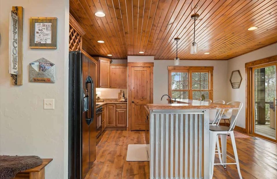 Fully equipped kitchen with extra seating at the breakfast bar