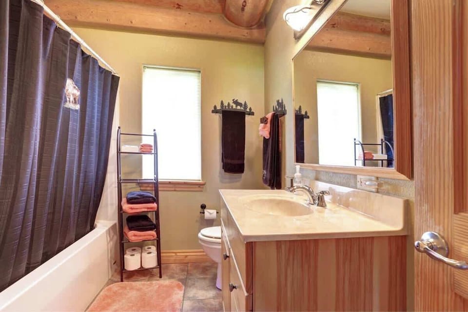 Main level bathroom with shower/tub combo