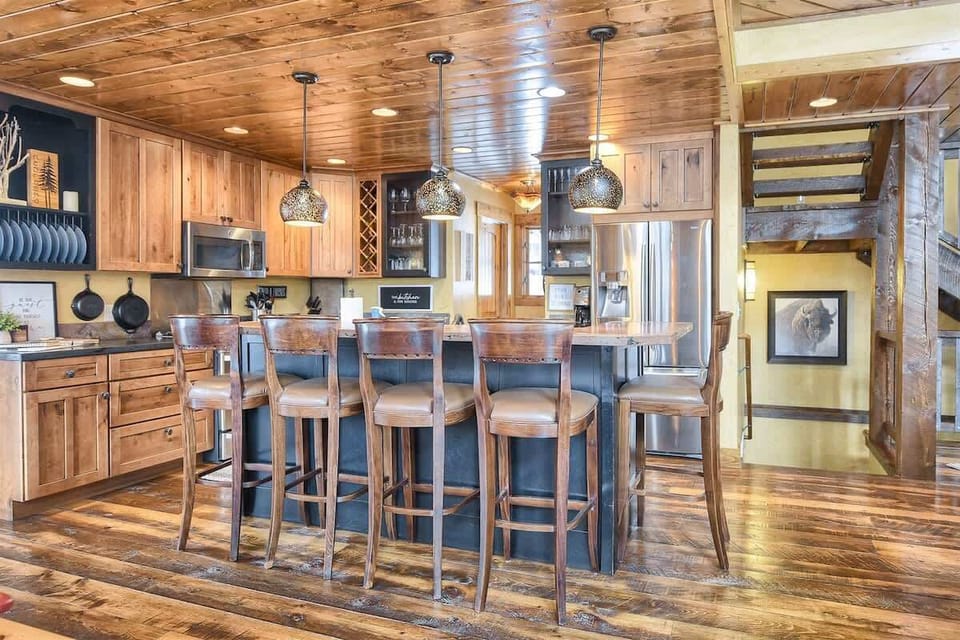 Kitchen breakfast bar with seating for 5