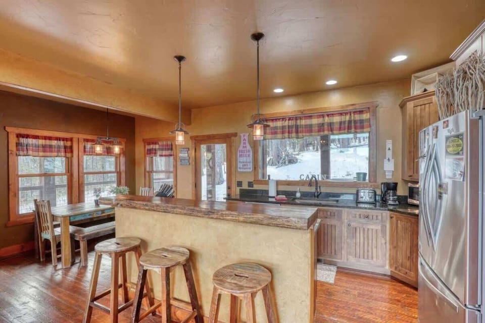 Breakfast bar with seating for 3