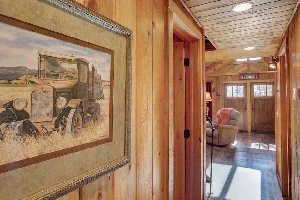 Couloir Cabin view main floor hallway. 