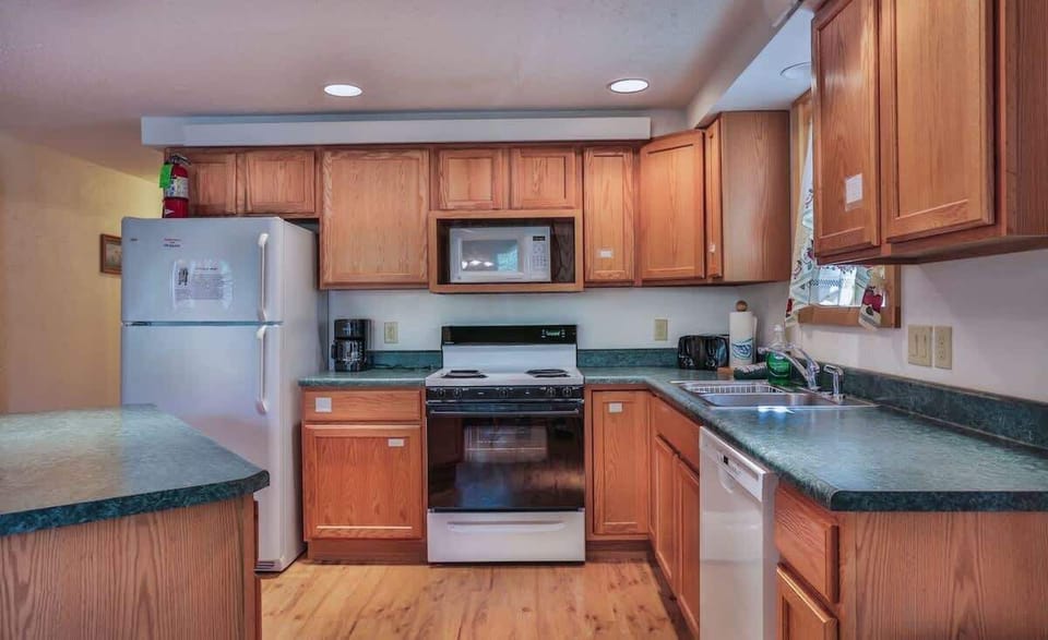 Fully equipped kitchen with island