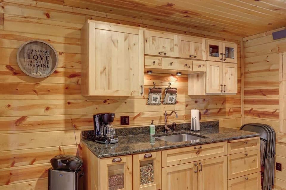 Fully equipped kitchen with granite counters.