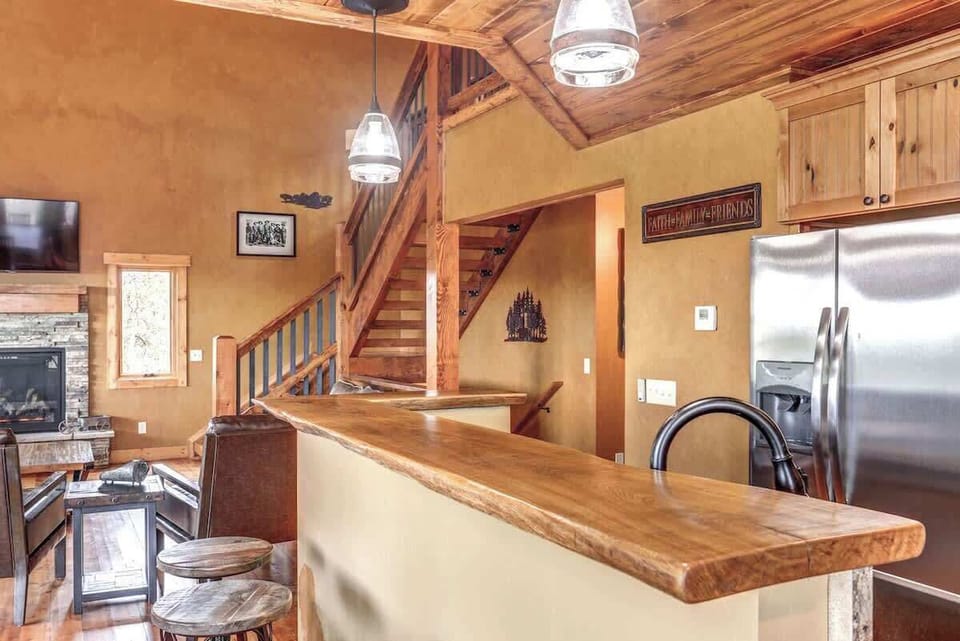 Cloud 9 Cabin breakfast bar. 
