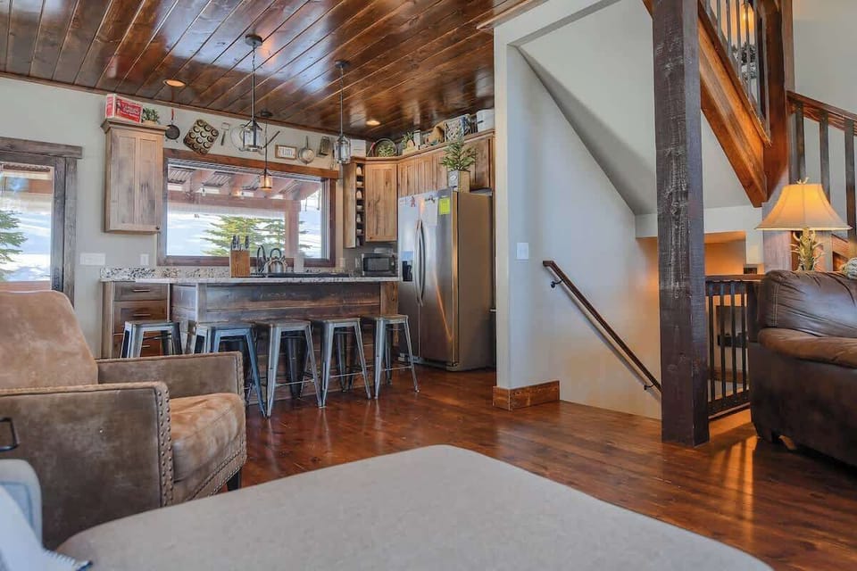 Kitchen and breakfast bar with seating for 5