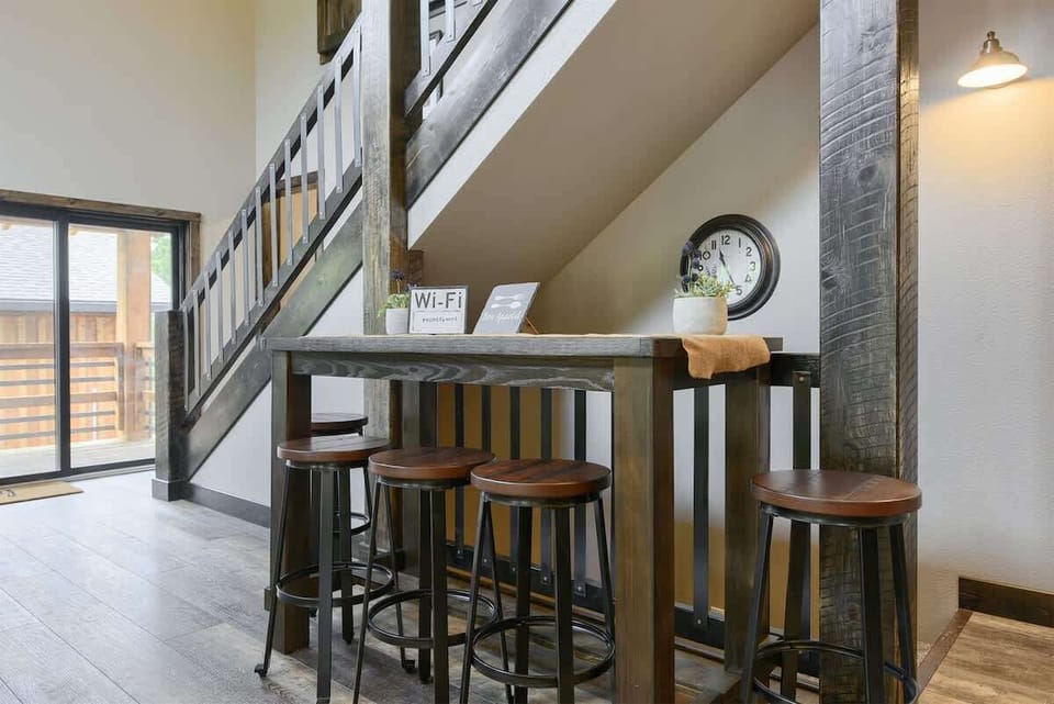 Iron Wood Lodge with breakfast bar. 