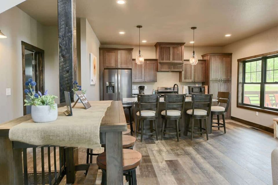 Iron Wood Lodge dining area with breakfast bar. 