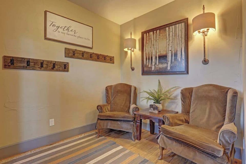 Sitting area in entry way at the front door 