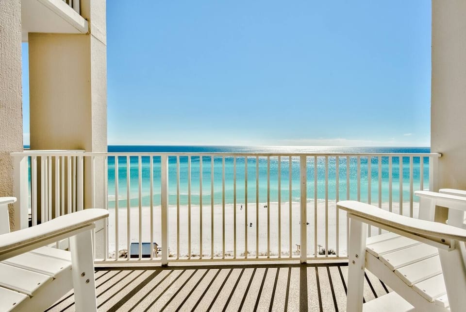 Great views from the 7th floor of the crystal clear emerald waters of the Gulf of Mexico. This is the perfect place to enjoy your morning coffee or watching the sunsets with a cold beverage.