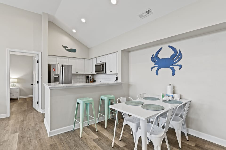 Dining area with seating for 6 people (2 at Bar and 4 at table)