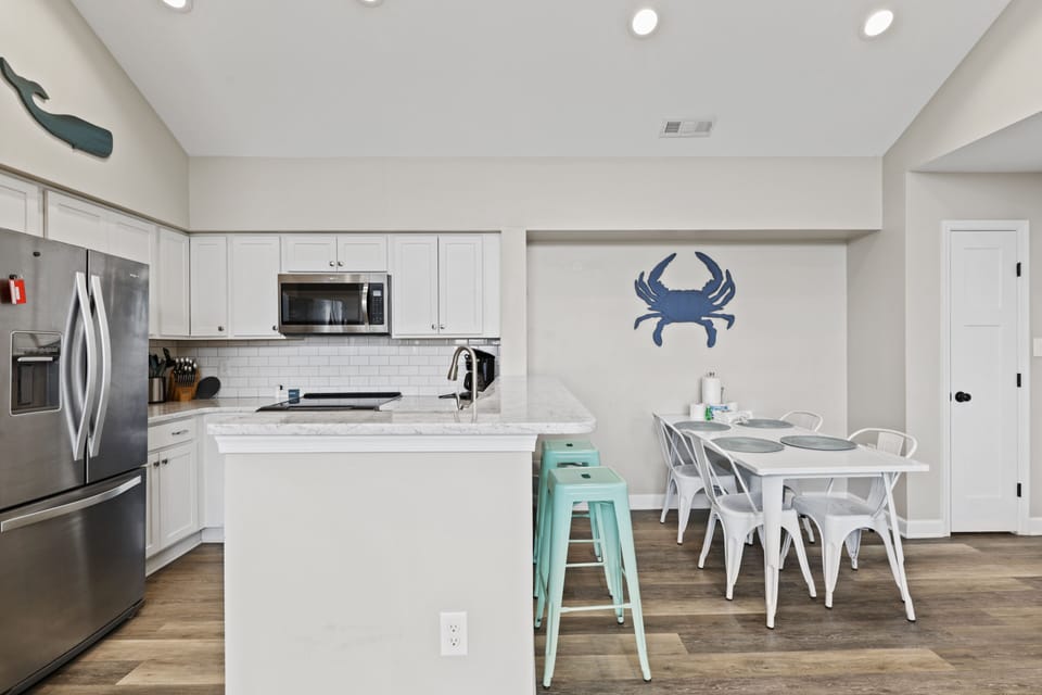 Fully equipped kitchen - Seating for 4 at the dining table and 2 more at the bar