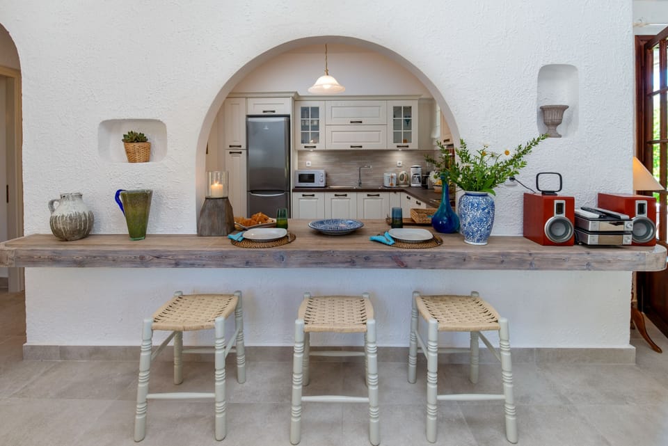 Beautfully finished breakfast bar
