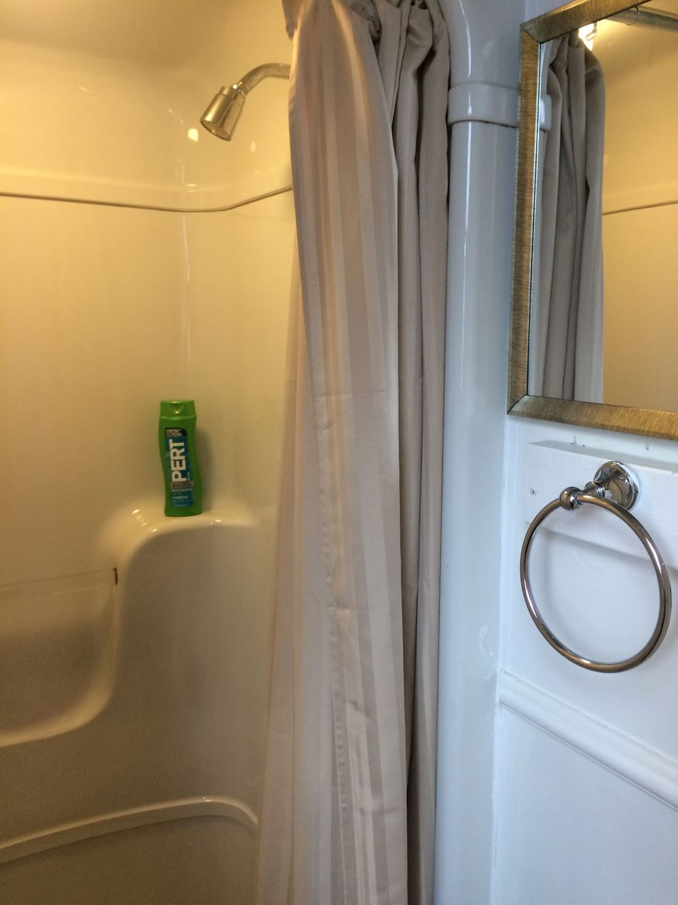 Single Room, 1 Queen Bed, Shared Bathroom | Bathroom | Shower, free toiletries, hair dryer, towels