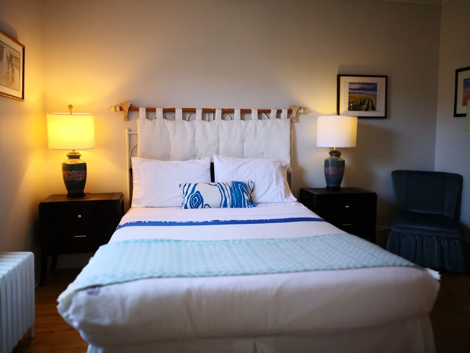 Room, 1 Queen Bed, Non Smoking, Private Bathroom | Individually decorated, individually furnished, desk, free WiFi