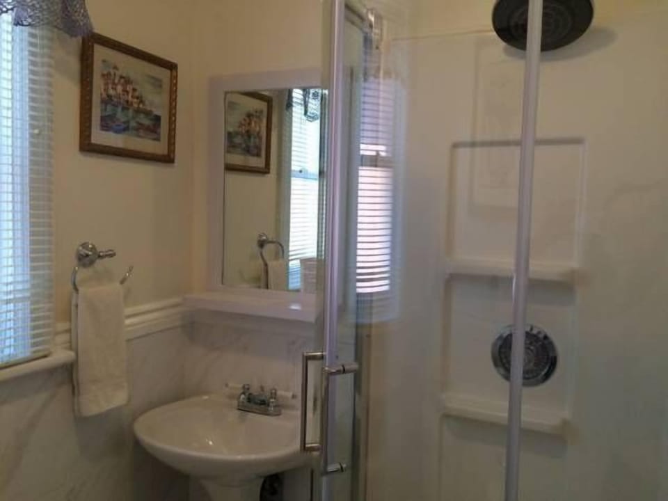 Queen Room with Private External Bathroom | Bathroom | Shower, free toiletries, hair dryer, towels