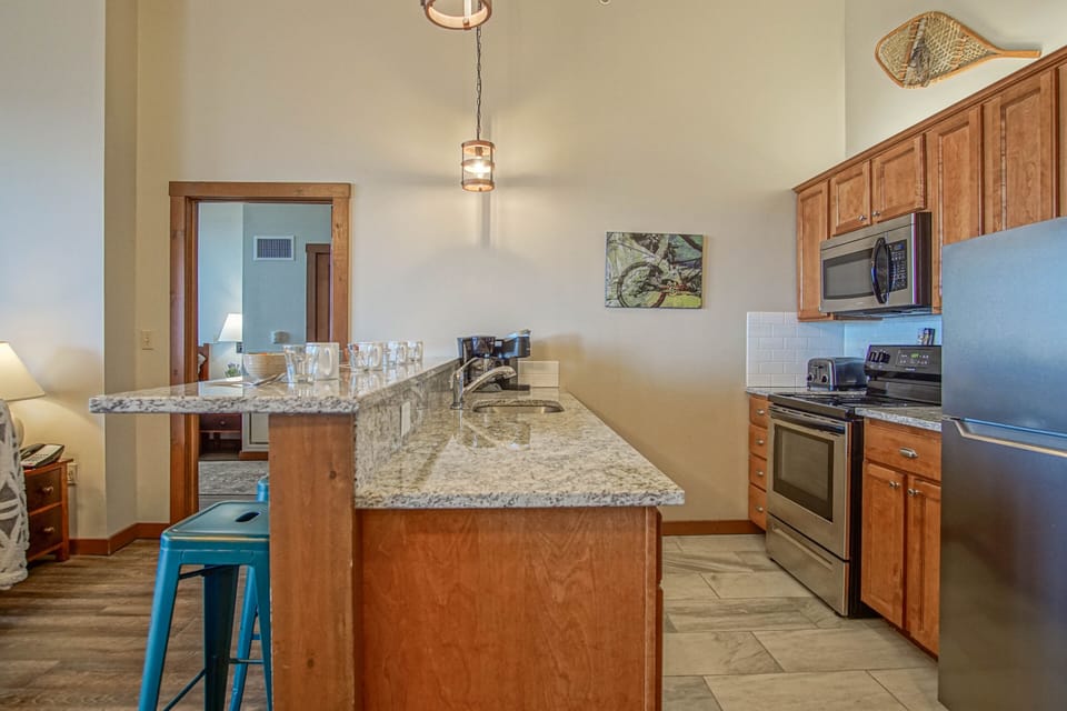 There is a full kitchen in this unit!