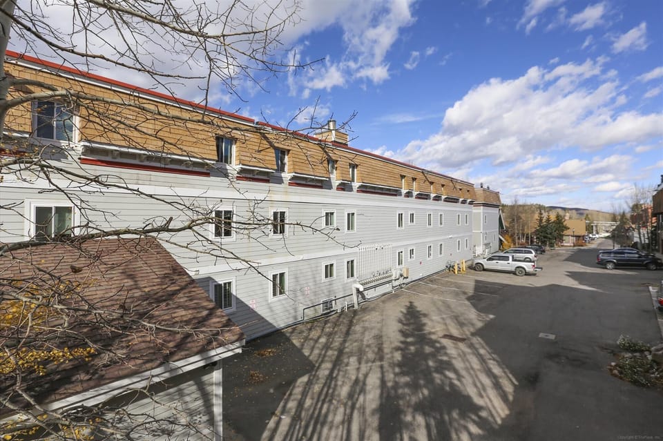 Rear of Building / Back alley / addttional parking