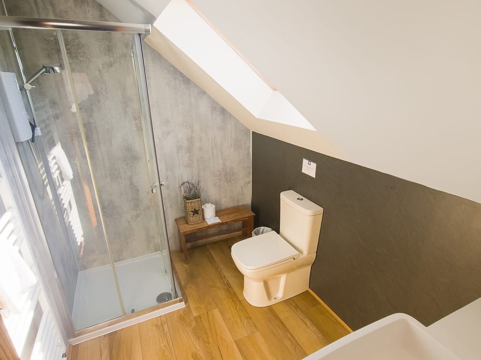 Upstairs ensuite bathroom beside master bedroom