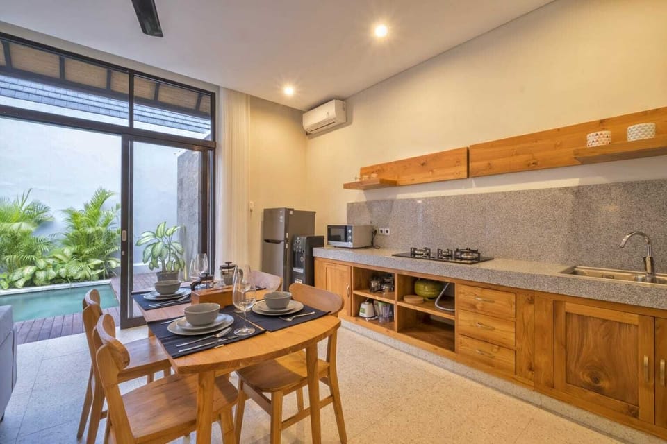 Deluxe Villa | Private kitchen | Stovetop, toaster, blender, cookware/dishes/utensils