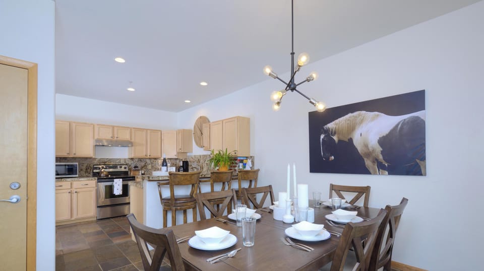 Dining Area with Seating for 6, Bar Seating for 3