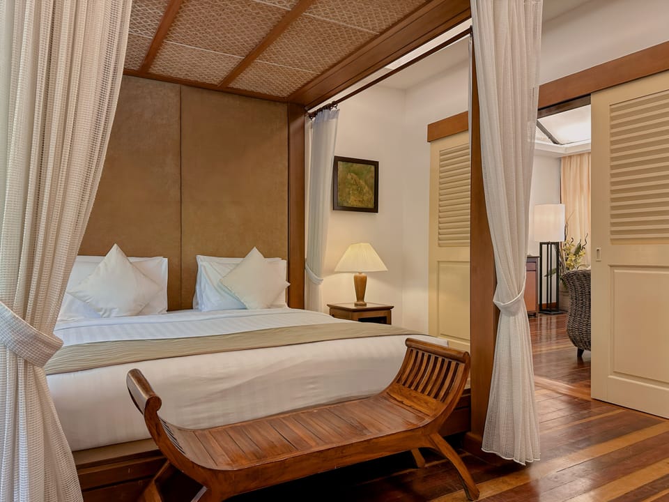 One Bedroom Sea View Suite | Minibar, in-room safe, desk, laptop workspace