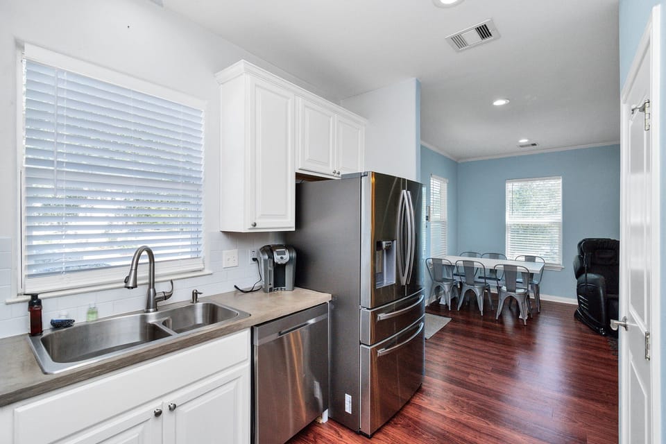 Stainless Steel appliances in the kitchen open up to the hardwood floors into the breakfast area !!
