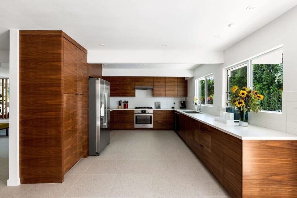 Sleek, modern, and warm – this walnut kitchen is a dream for home chefs!
