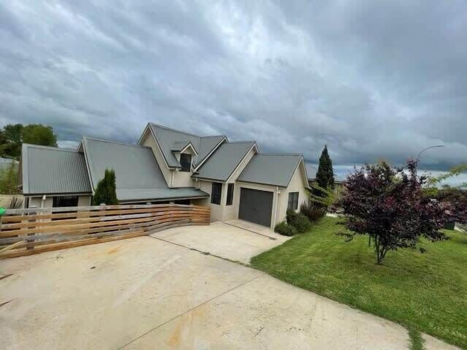 Professionally managed home near Golfing, National Parks, Caves, Lake Canobolas and vineyards.