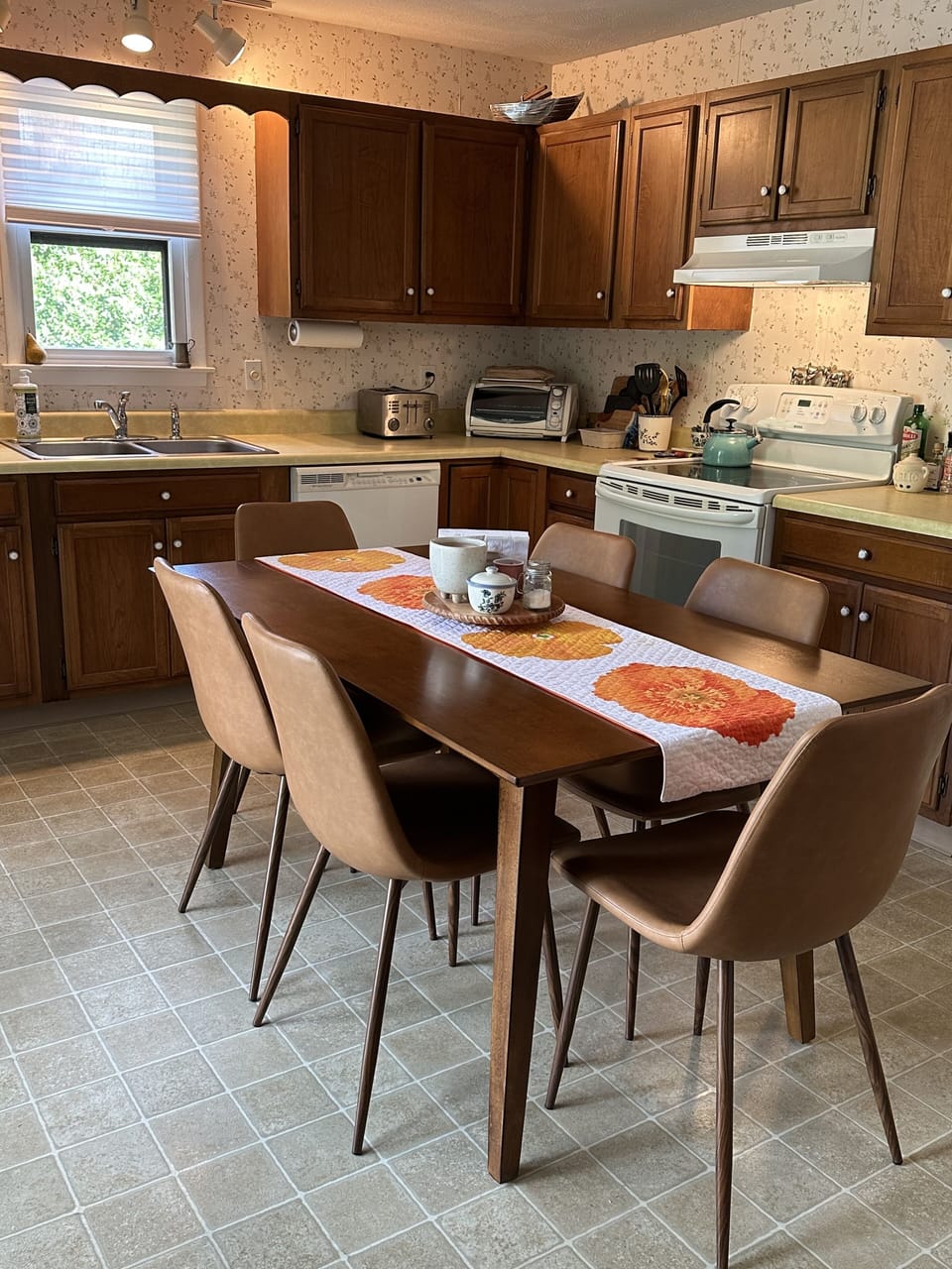Amazing midcentury modern eat-in kitchen. Fully stocked!