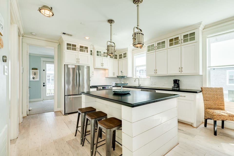 Grab a quick bite or enjoy meals at the breakfast bar