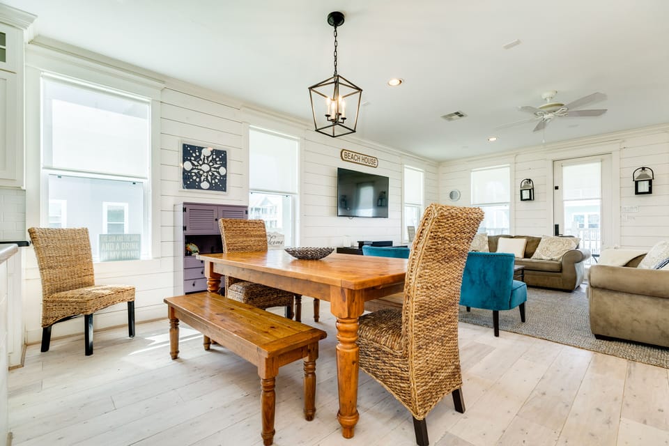 Comfortably sit up to 6 at the dining table
