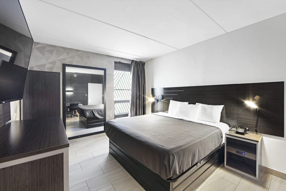 Desk, soundproofing, free WiFi, bed sheets