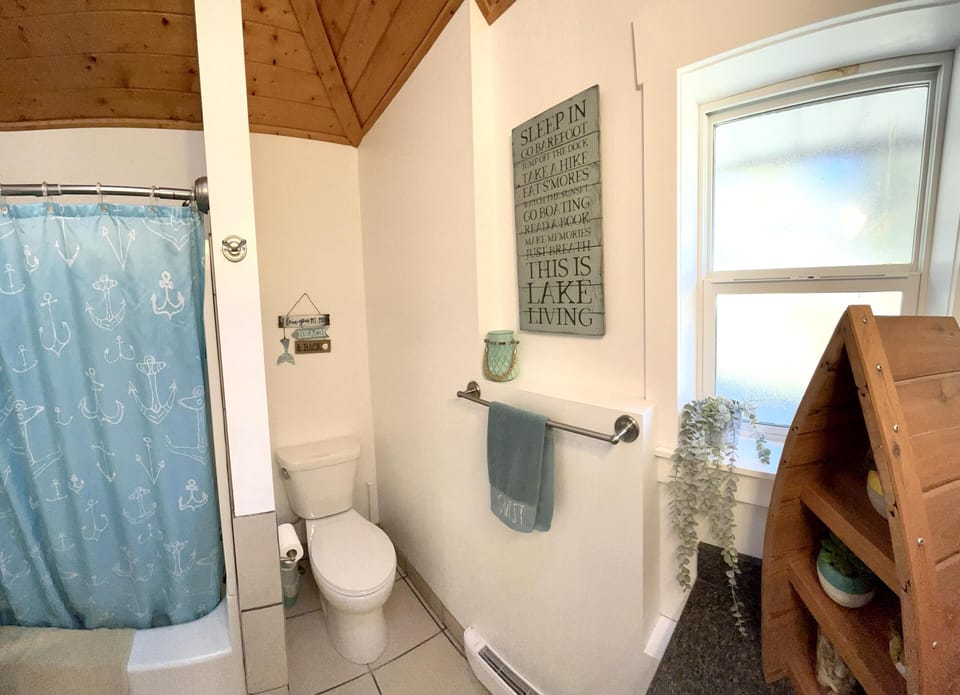 Nauti Cabin main bathroom