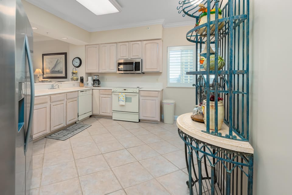 Spacious eat-in kitchen!