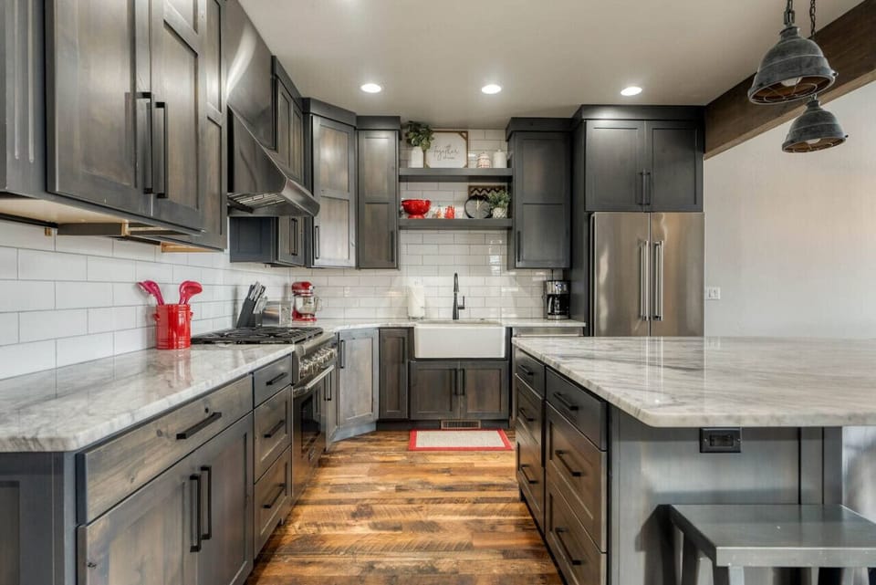 Fully Stocked Kitchen & Island Seating