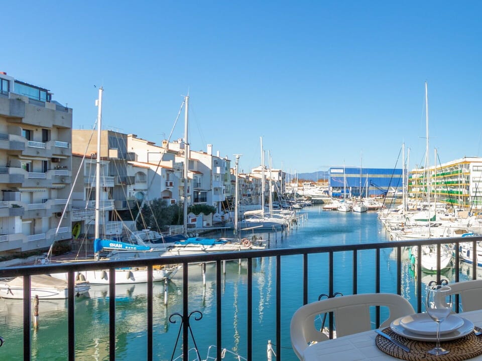 Water, Sky, Boat, Daytime, Watercraft, Azure, Building, Body Of Water, Vehicle