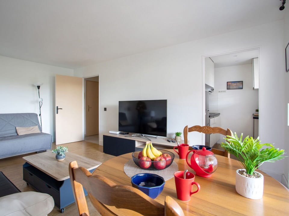 Plant, Table, Couch, Furniture, Building, Flowerpot, Wood, Houseplant, Interior Design, Flooring