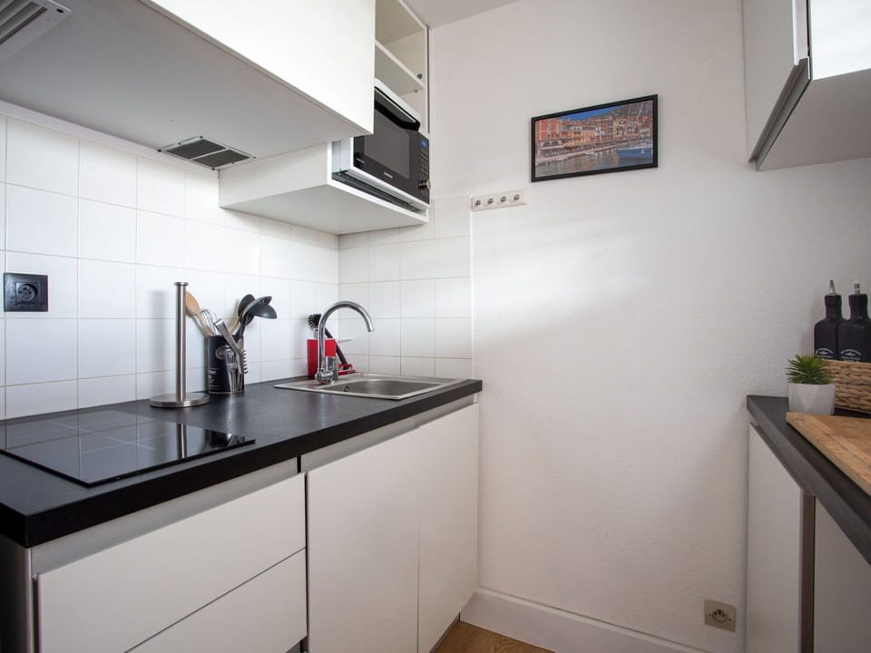 Kitchen Sink, Cabinetry, Tap, Property, Sink, Plumbing Fixture, Countertop, Interior Design, Floor, Kitchen
