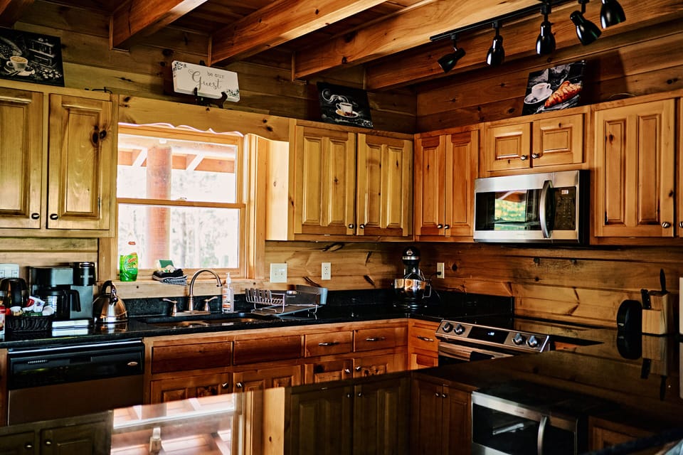 Fully equipped kitchen (Kitchen aid mixer, Keurig/Breville coffee machines etc.)