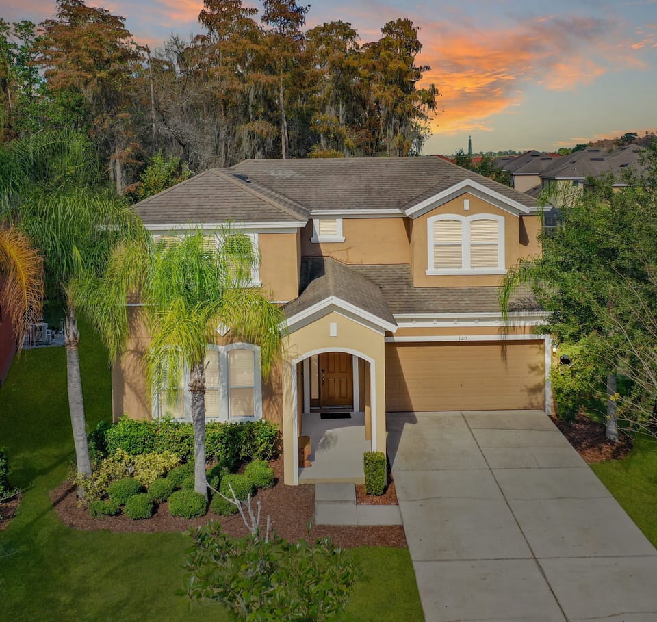 Large Florida vacation home with no rear neighbors!