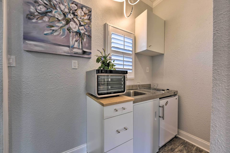 Kitchenette | Well-Equipped w/ Cooking Basics